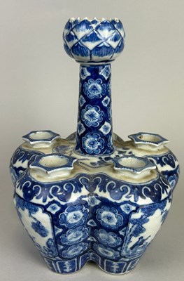 Lot 255 - A 19TH CENTURY CHINESE BLUE AND WHITE BULB...