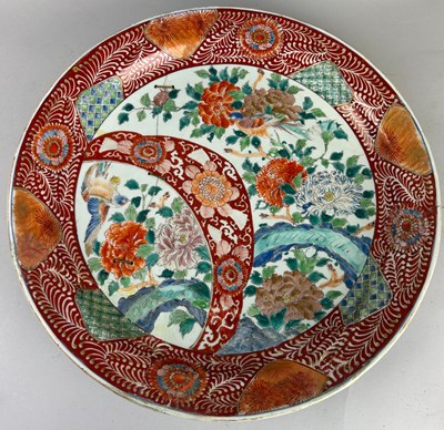 Lot 284 - A JAPANESE IMARI PLATE, 

Six character mark...