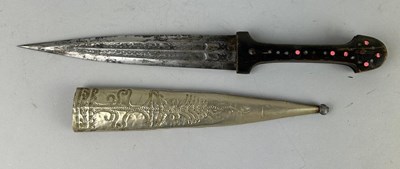 Lot 646 - AN OMANI DAGGER AND SHEATH