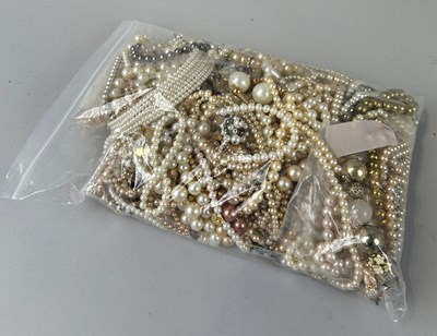 Lot 684 - A LARGE COLLECTION OF MIXED PEARLS (QTY)