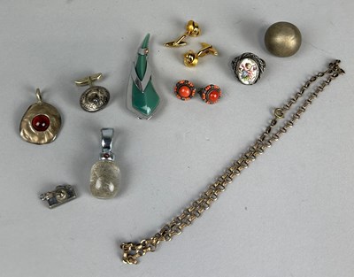 Lot 687A - SILVER AND COSTUME JEWELLERY TO INCLUDE A...