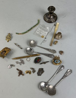 Lot 317 - A MIXED LOT TO INCLUDE SOME SILVER, CAP BADGES, SPOONS (QTY)