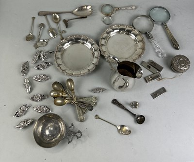 Lot 318 - A GROUP OF SILVER PLATED ITEMS TO INCLUDE TRAYS, JUG, SPOONS, MAGNIFYING GLASS (QTY)