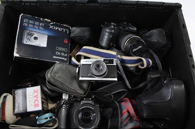 Lot 802 - ASSORTED VINTAGE CAMERAS INC. SLR'S, DSLR'S,...