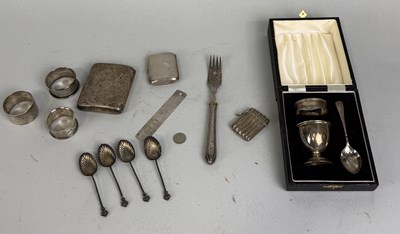 Lot 74 - A COLLECTION OF SILVER ITEMS TO INCLUDE CIGARETTE CASE, NAPKIN RINGS