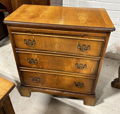 Lot 1114 - A SMALL OAK CHEST OF DRAWERS WITH BRUSH AND SLIDE