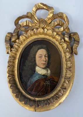 Lot 560 - ATTRIBUTED TO HENDRICK DE VALK (1674-1709): A MINIATURE OIL PAINTING PORTRAIT MINAITURE OF A GENTLEMAN