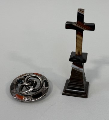 Lot 179 - A SCOTTISH HARDSTONE SILVER BROOCH ALONG WITH AN AGATE CROSS