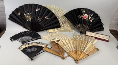 Lot 238 - A GROUP OF VINTAGE AND ANTIQUE FANS TO INCLUDE CHINESE