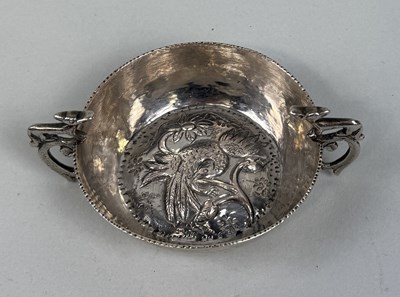 Lot 103 - A POSSIBLY SILVER 'TEMBLADERA' WITH A BIRD AND FLOWER