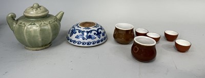 Lot 257 - A COLLECTION OF CHINESE CERAMICS INCLUDING A TEAPOT