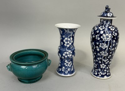 Lot 252 - A COLLECTION OF CHINESE CERAMICS TO INCLUDE BOWL AND VASE