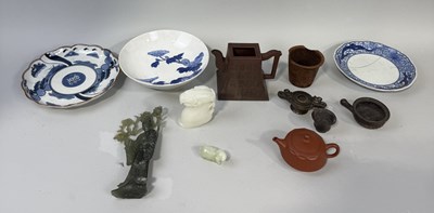 Lot 241 - A GROUP OF CHINESE ITEMS INCLUDING JADES