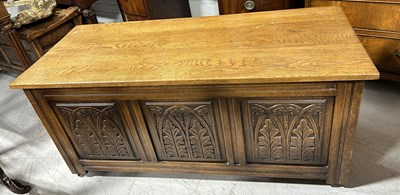 Lot 1116 - AN OAK COFFER