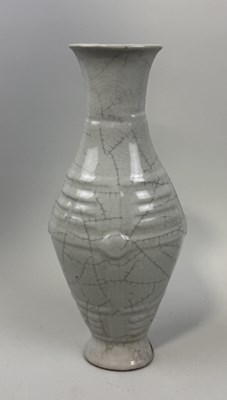 Lot 211 - A CHINESE GUAN TYPE VASE, LATE QING DYNASTY