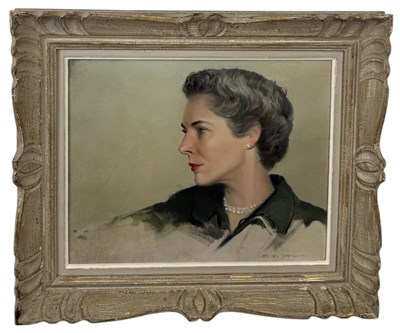 Lot 633 - WESLEY DENNIS: AN OIL PAINTING ON CANVAS DEPICTING A LADY