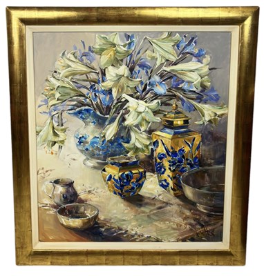 Lot 762 - ETHEL WALKER: 'PALE GOLD' OIL PAINTING ON BOARD DEPICTING FLOWERS IN A VASE