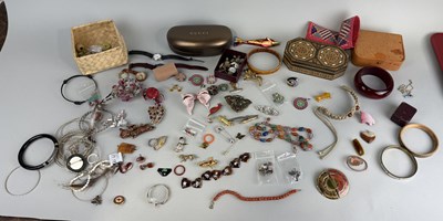 Lot 189 - A LARGE COLLECTION OF COSTUME JEWELLERY