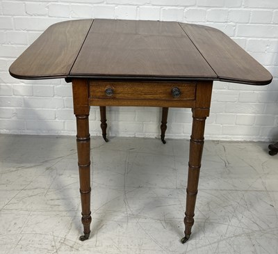 Lot 1071 - A 19TH CENTURY PEMBROKE TABLE WITH FOUR REEDED LEGS AND SINGLE SLIDING DRAWER