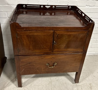 Lot 1098 - A GEORGIAN MAHOGANY BEDSIDE TABLE