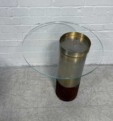 Lot 901 - A MID CENTURY DESIGN COFFEE TABLE WITH GLASS TOP AND HEAVY METAL BASE