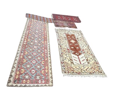 Lot 941 - A GROUP OF FIVE RUGS