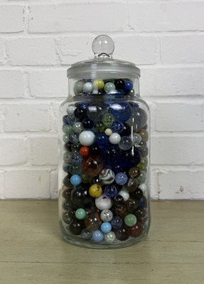 Lot 385 - A LARGE JAR OF MARBLES