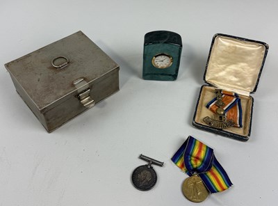 Lot 391 - A SILVER PLATED BOX WITH THREE WAR MEDALS AND A GLASS MANTLE CLOCK