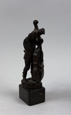 Lot 389 - A BRONZE SCULPTURE OF A FIGURE PLAYING A CELLO