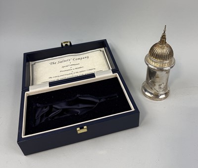 Lot 89 - A COMMEMORATION SILVER SALT GRINDER FROM THE SALTERS COMPANY TO COMMEMORATE THE 600TH ANNIVERSARY OF THE GRANTING OF LICENSE BY KING RICHARD II IN 1394