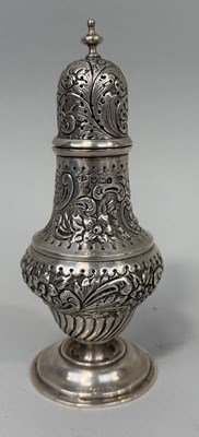 Lot 90 - WALKER AND HALL: A SILVER SUGAR SHAKER