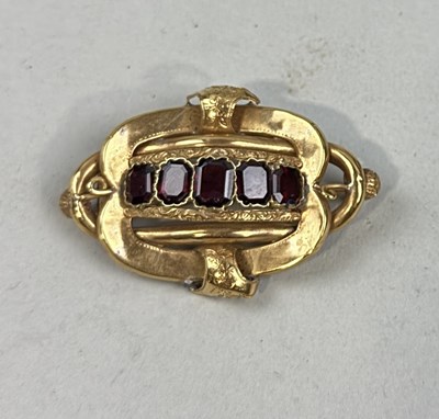 Lot 154 - AN ANTIQUE GOLD BROOCH SET WITH FIVE GRADUATED GARNETS