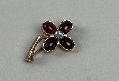 Lot 168 - A GOLD FLORAL BROOCH SET WITH RED STONES