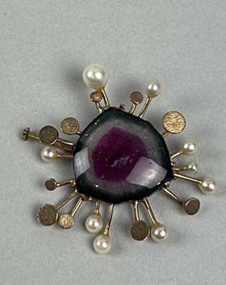 Lot 163 - AN ABSTRACT GOLD AND STONE BROOCH WITH PEARLS