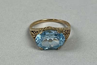 Lot 172 - A GOLD RING SET WITH A BLUE STONE