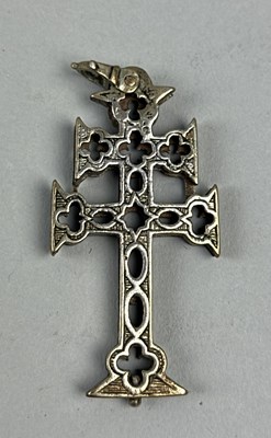 Lot 195 - AN ANTIQUE CROSS PENDANT