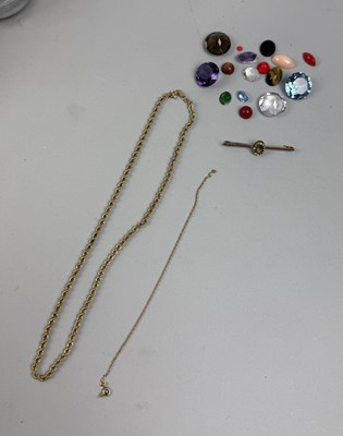 Lot 165 - A 9CT GOLD CHAIN ALONG WITH A SMALL 18CT GOLD BRACELET, A BASE METAL PIN AND VARIOUS LOOSE STONES