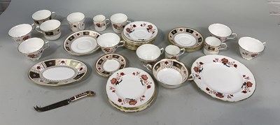 Lot 325 - ROYAL CROWN DERBY: PART TEA/COFFEE SERVICE, BALI PATTERN AND DERBY BORDERS PATTERN APPROXIMATELY 34 PIECES