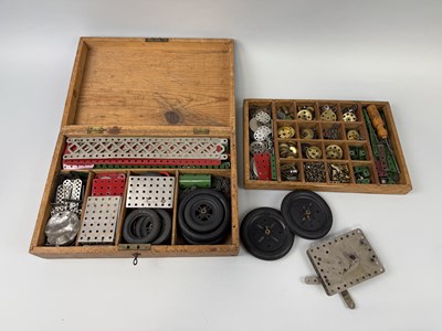 Lot 283 - A VINTAGE MECCANO SET