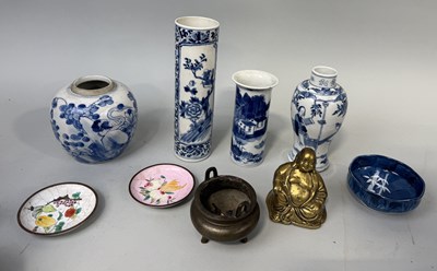 Lot 302 - A GROUP OF CHINESE ITEMS TO INCLUDE CERAMICS, BRONZES