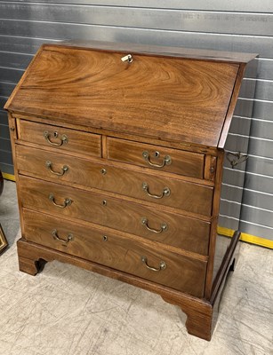 Lot 938A - A REPRODUCTION MAHOGANY BUREAU