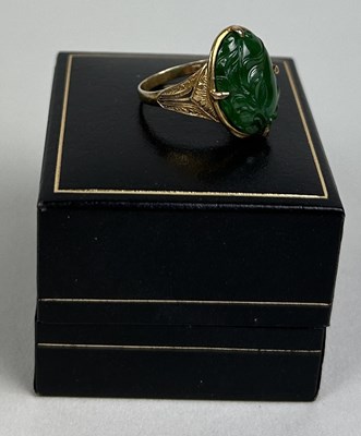 Lot 172B - A CHINESE 14CT GOLD RING SET WITH JADE BEZEL