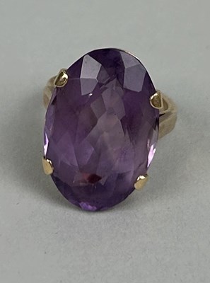 Lot 172C - A CHINESE GOLD RING SET WITH PURPLE STONE