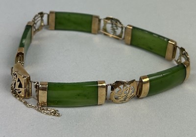 Lot 172D - A CHINESE GOLD AND JADE BRACELET