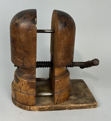 Lot 1024A - AN ANTIQUE MILLINER'S HAT STRETCHER