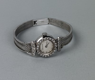 Lot 324 - A LADIES 18CT WHITE GOLD JAEGER LE COULTRE WRISTWATCH