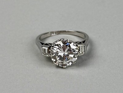 Lot 316 - A 2.8CT ROUND BRILLIANT CUT DIAMOND RING WITH TWO BAGUETTE CUT DIAMOND SHOULDERS SET IN PLATINUM