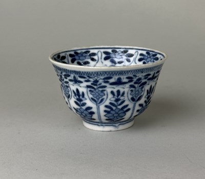 Lot 174 - A CHINESE KANGXI PERIOD BLUE AND WHITE PORCELAIN WINE CUP DECORATED WITH FLOWERS AND TWO FIGURES BY A BRIDGE