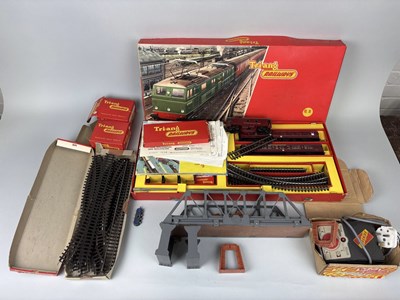 Lot 899 - A COLLECTION OF TRIANG RAILWAY MODELS AND TRACK