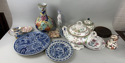 Lot 877 - A COLLECTION OF CHINA TO INCLUDE LOWESTOFT VASE